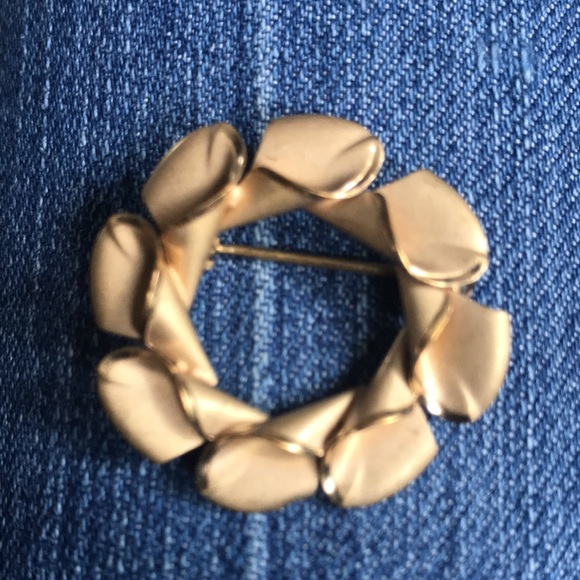 Unique Vintage Classic Leafy Wreath Shape 14kt/1/20 Gold filled, signed brooch. - Picture 2 of 8